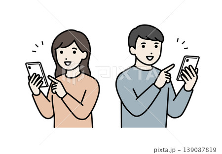 スマホを持って操作している男性と女性 スマホを持って操作している男性と女性 139087819