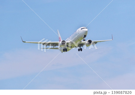 着陸態勢の日本航空のボーイング 737-800 139087820