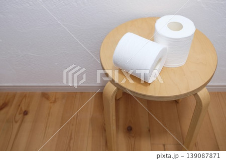 リビングに置かれたトイレットペーパー リビングに置かれたトイレットペーパー 139087871