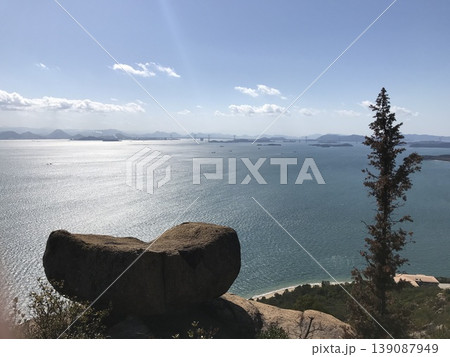 瀬戸内海の絶景とハート型の岩 瀬戸内海の絶景とハート型の岩 139087949