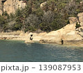 瀬戸内海の島で祈りを捧げる女性の岩 139087953