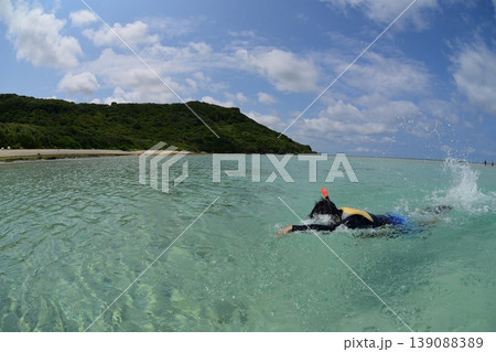 宮古島の海、シュノーケルする男の子 宮古島の海、シュノーケルする男の子 139088389