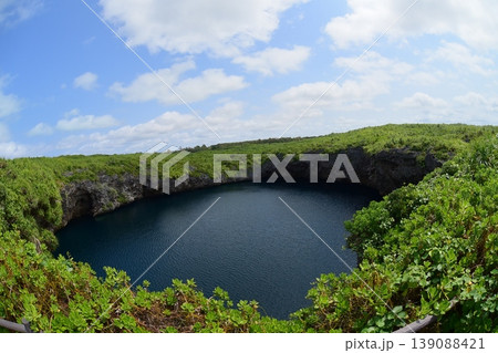 下地島の通り池(宮古島) 下地島の通り池(宮古島) 139088421