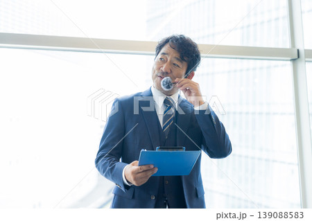 ピンマイクをつけたビジネスマン ピンマイクをつけたビジネスマン 139088583
