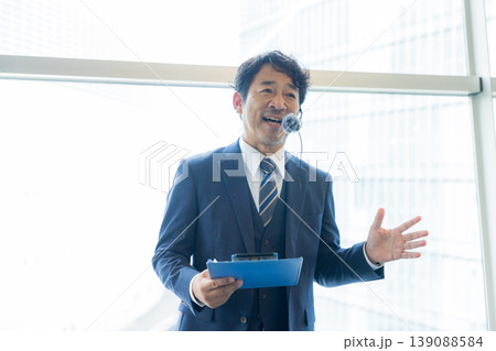 ピンマイクをつけたビジネスマン　 139088584