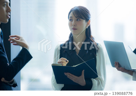 ミーティングをするビジネスマン 　 139088776