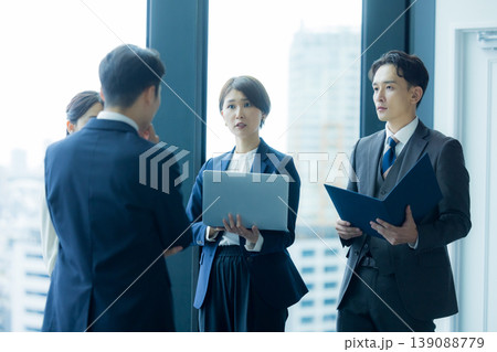ミーティングをするビジネスマン 　 139088779