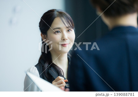 ミーティングをするビジネスマン 　 139088781