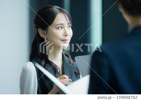 ミーティングをするビジネスマン 　 139088782