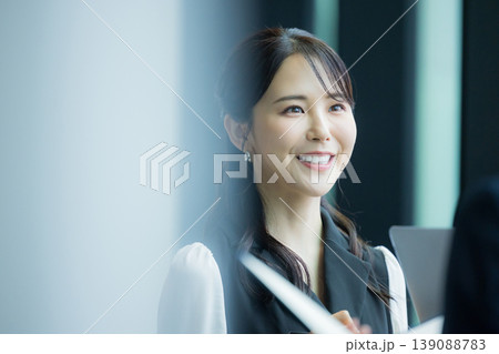 ミーティングをするビジネスマン 　 139088783