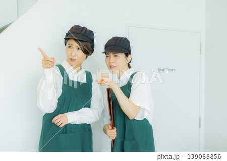 カフェで働く女性 カフェで働く女性 139088856
