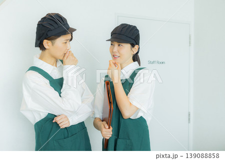 カフェで働く女性 139088858