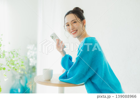 スマホを見る女性 スマホを見る女性 139088966