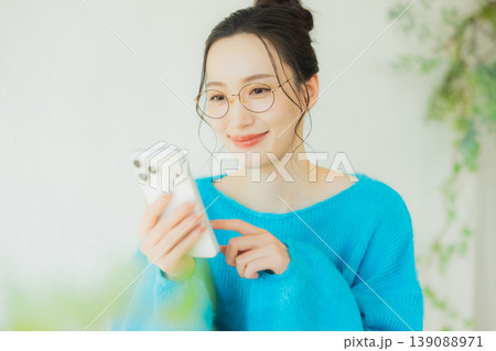 スマホを見る女性 スマホを見る女性 139088971