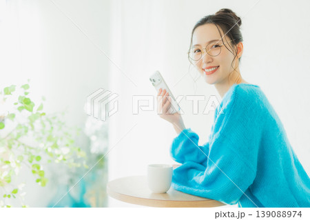 スマホを見る女性 スマホを見る女性 139088974