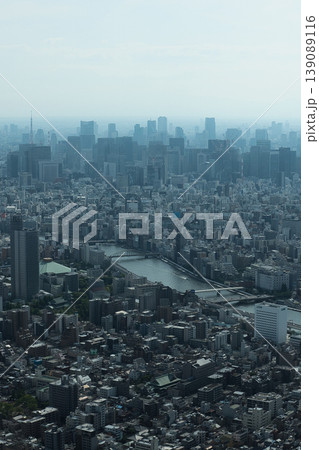 川と橋が走る東京の密集した都市風景（俯瞰） 139089116