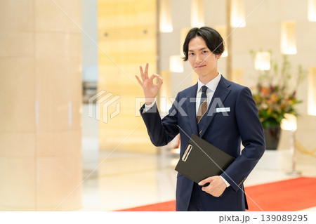 ホテルで働くコンシェルジュの男性　撮影協力：学校法人電波学園　東京電子専門学校 139089295