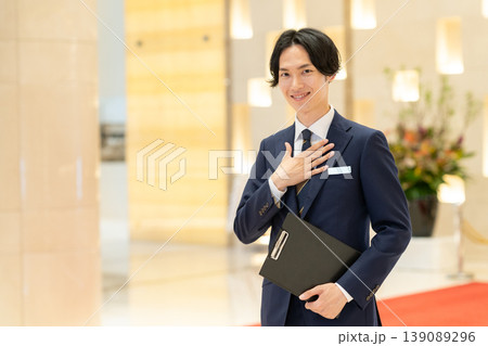 ホテルで働くコンシェルジュの男性　撮影協力：学校法人電波学園　東京電子専門学校 139089296