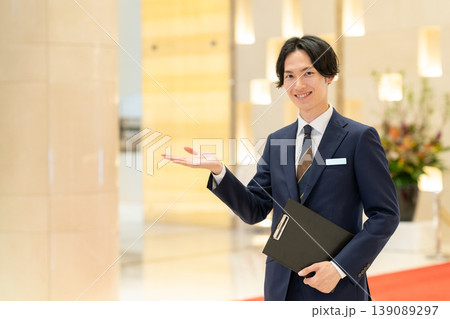 ホテルで働くコンシェルジュの男性　撮影協力：学校法人電波学園　東京電子専門学校 139089297