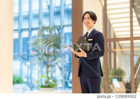 ホテルで働くコンシェルジュの男性　撮影協力：学校法人電波学園　東京電子専門学校 139089302