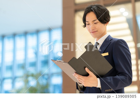 ホテルで働くコンシェルジュの男性　撮影協力：学校法人電波学園　東京電子専門学校 139089305