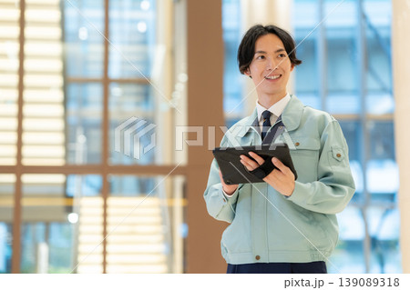 オフィスビルのメンテナンスをする男性エンジニア 撮影協力:学校法人電波学園 東京電子専門学校 オフィスビルのメンテナンスをする男性エンジニア 撮影協力:学校法人電波学園 東京電子専門学校 139089318