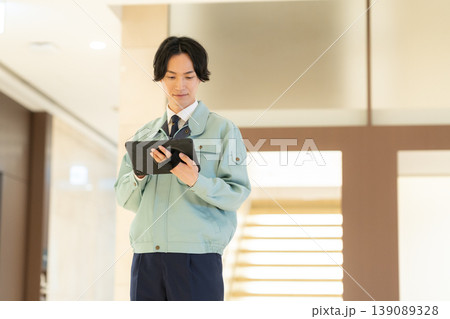 オフィスビルのメンテナンスをする男性エンジニア　撮影協力：学校法人電波学園　東京電子専門学校 139089328