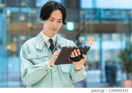 オフィスビルのメンテナンスをする男性エンジニア　撮影協力：学校法人電波学園　東京電子専門学校 139089331
