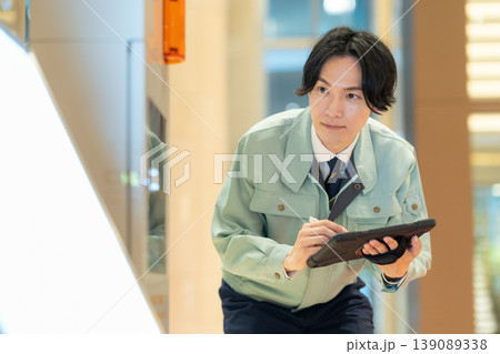 オフィスビルのメンテナンスをする男性エンジニア 撮影協力:学校法人電波学園 東京電子専門学校 オフィスビルのメンテナンスをする男性エンジニア 撮影協力:学校法人電波学園 東京電子専門学校 139089338