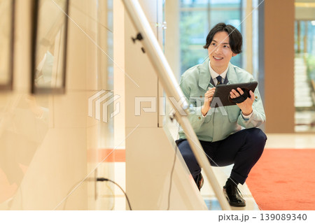 オフィスビルのメンテナンスをする男性エンジニア 撮影協力:学校法人電波学園 東京電子専門学校 オフィスビルのメンテナンスをする男性エンジニア 撮影協力:学校法人電波学園 東京電子専門学校 139089340
