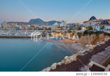 Panorama of Benidorm city with beautiful beach with palm trees over background of mountains. Poniente beach 139089538