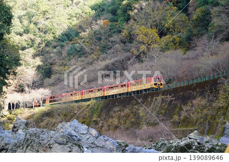 京都 保津川沿いを走る、嵯峨野トロッコ列車 京都 保津川沿いを走る、嵯峨野トロッコ列車 139089646