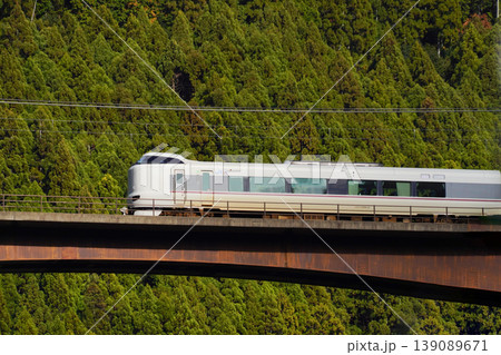 京都　保津川下り　船上から見る特急電車 139089671