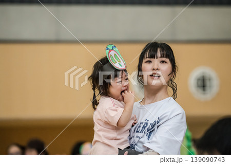 【保育園の運動会　お母さんさんと演技で泣いてしまう】 139090743