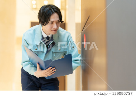 オフィスビルのメンテナンスをする男性エンジニア 撮影協力:学校法人電波学園 東京電子専門学校 オフィスビルのメンテナンスをする男性エンジニア 撮影協力:学校法人電波学園 東京電子専門学校 139090757