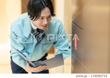 オフィスビルのメンテナンスをする男性エンジニア 撮影協力:学校法人電波学園 東京電子専門学校 オフィスビルのメンテナンスをする男性エンジニア 撮影協力:学校法人電波学園 東京電子専門学校 139090758