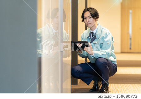 ビルメンテナンスする男性エンジニア　撮影協力：学校法人電波学園　東京電子専門学校 139090772