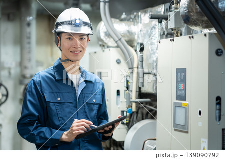 ビルメンテナンスする男性エンジニア 撮影協力:学校法人電波学園 東京電子専門学校 ビルメンテナンスする男性エンジニア 撮影協力:学校法人電波学園 東京電子専門学校 139090792