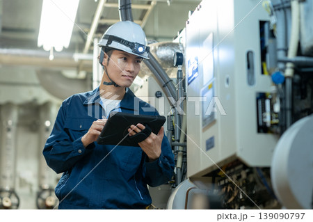 ビルメンテナンスする男性エンジニア　撮影協力：学校法人電波学園　東京電子専門学校 139090797
