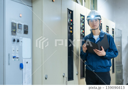 ビルメンテナンスする男性エンジニア　撮影協力：学校法人電波学園　東京電子専門学校 139090813