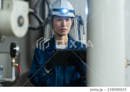 ビルメンテナンスする男性エンジニア　撮影協力：学校法人電波学園　東京電子専門学校 139090835