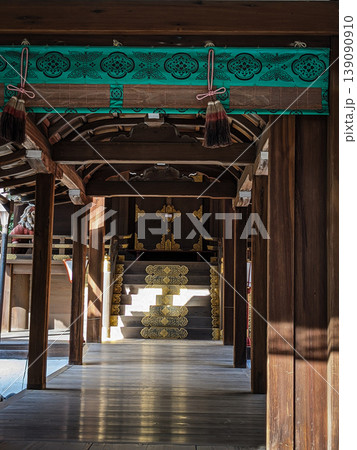 京都の寺院の回廊と木造建築 光が差し込む和風の空間 139090910