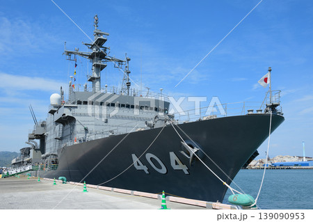 停泊する海上自衛隊潜水艦救難艦ちよだ 139090953