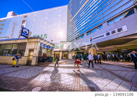 日本の横浜都市景観禁煙…喫煙禁止地区、SOTETSU 横浜駅や市営地下鉄出入口などを望む＝4月21日 139091106