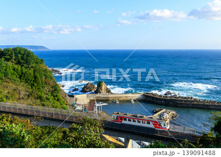 真っ青な太平洋をバックに大沢橋梁を渡る三陸鉄道の気動車 139091488
