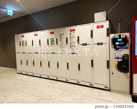 駅に設置されたコインロッカー 139091569