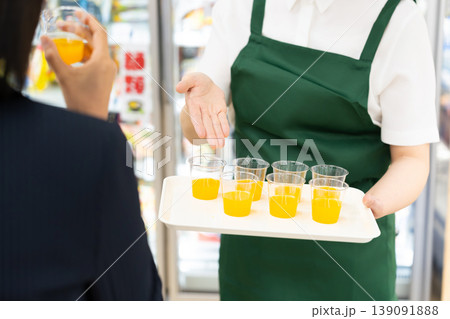 スーパーで働く人　試飲コーナー 139091888