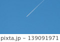 青空に浮かぶ飛行機雲 139091971