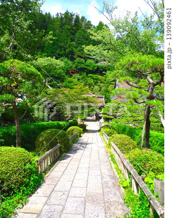 新緑に包まれた寺の境内 新緑に包まれた寺の境内 139092461