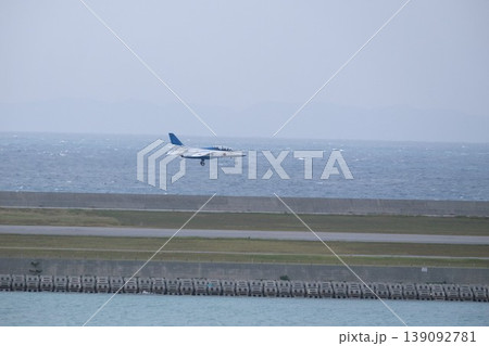 着陸するブルーインパルス 139092781